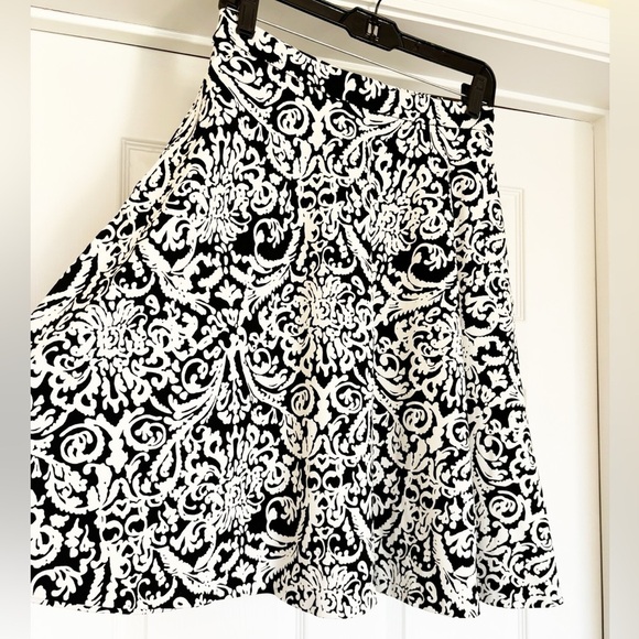 Used Adrienne Vittadini Black & White Paisley Print Full Midi Skirt in Size S - Picture 4 of 9